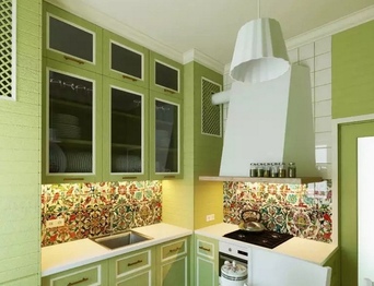 Белая вытяжка в зеленой кухне фото