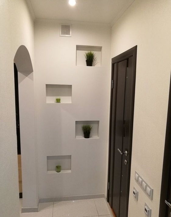 Гипсокартонные полочки в коридоре на разных расстояниях