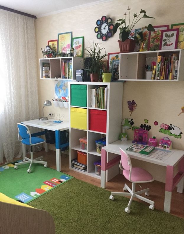 Два детских стола в детской комнате