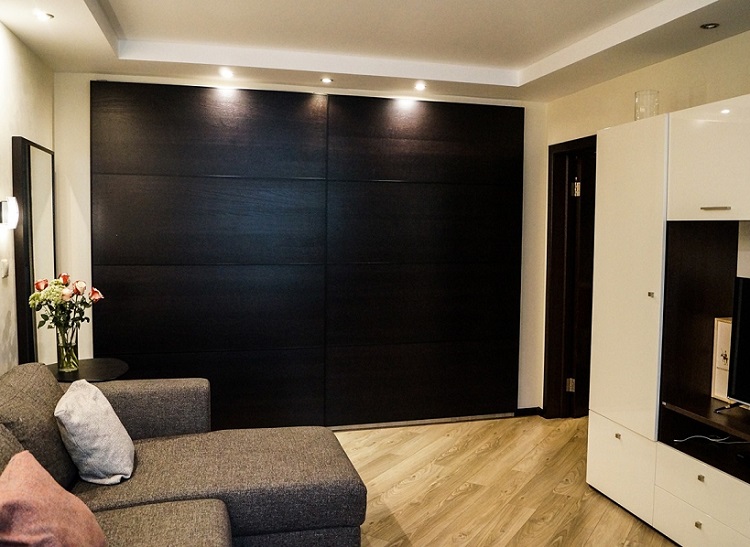 Встроенный шкаф черного цвета в комнате