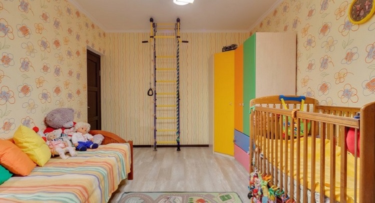 Детская кровать качалка в комнате