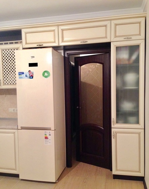 Установка холодильника возле кухонной стены