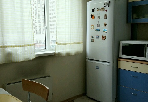 Размещение холодильника на кухне в однокомнатной квартире